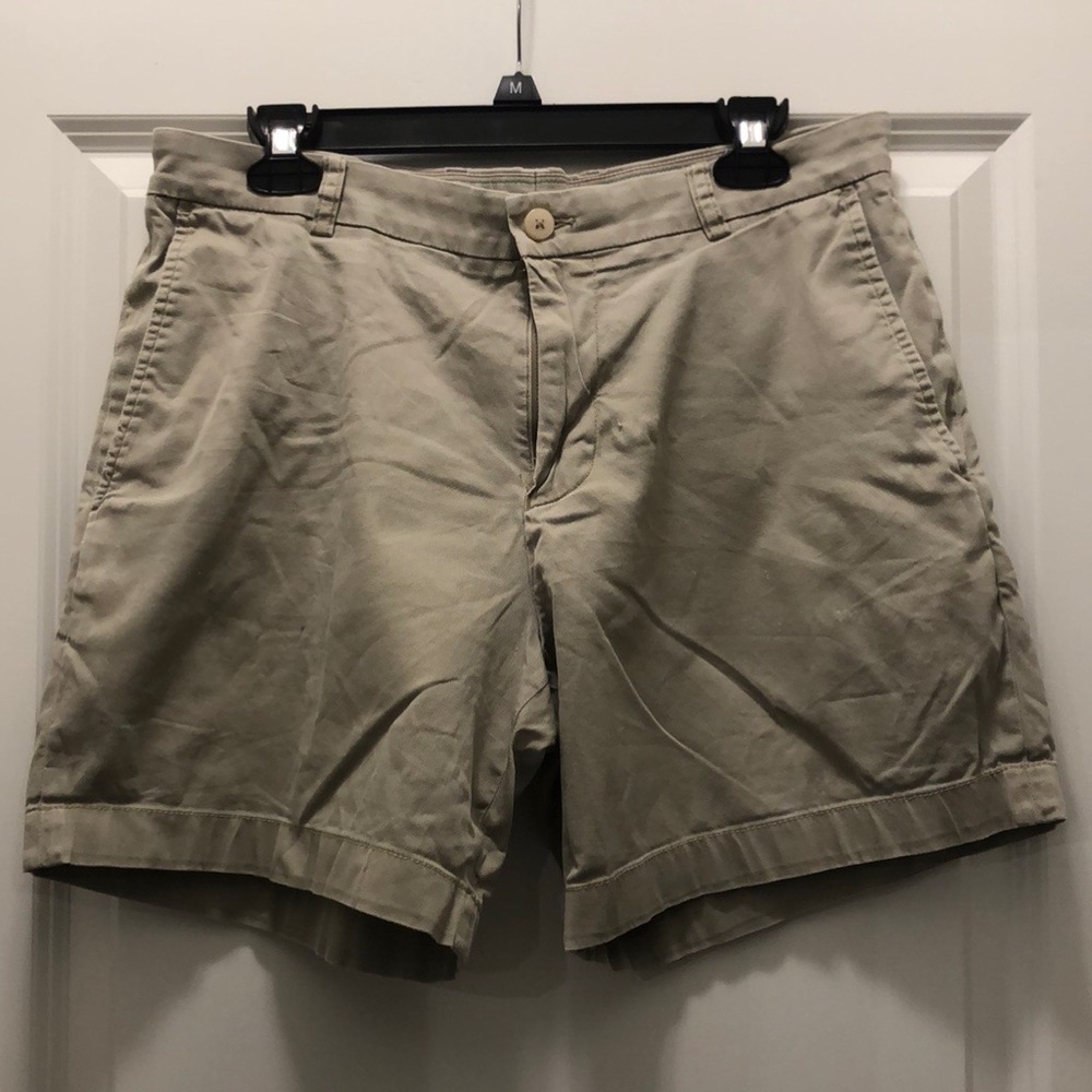 Southern Tide classic fit khaki shorts, size 33